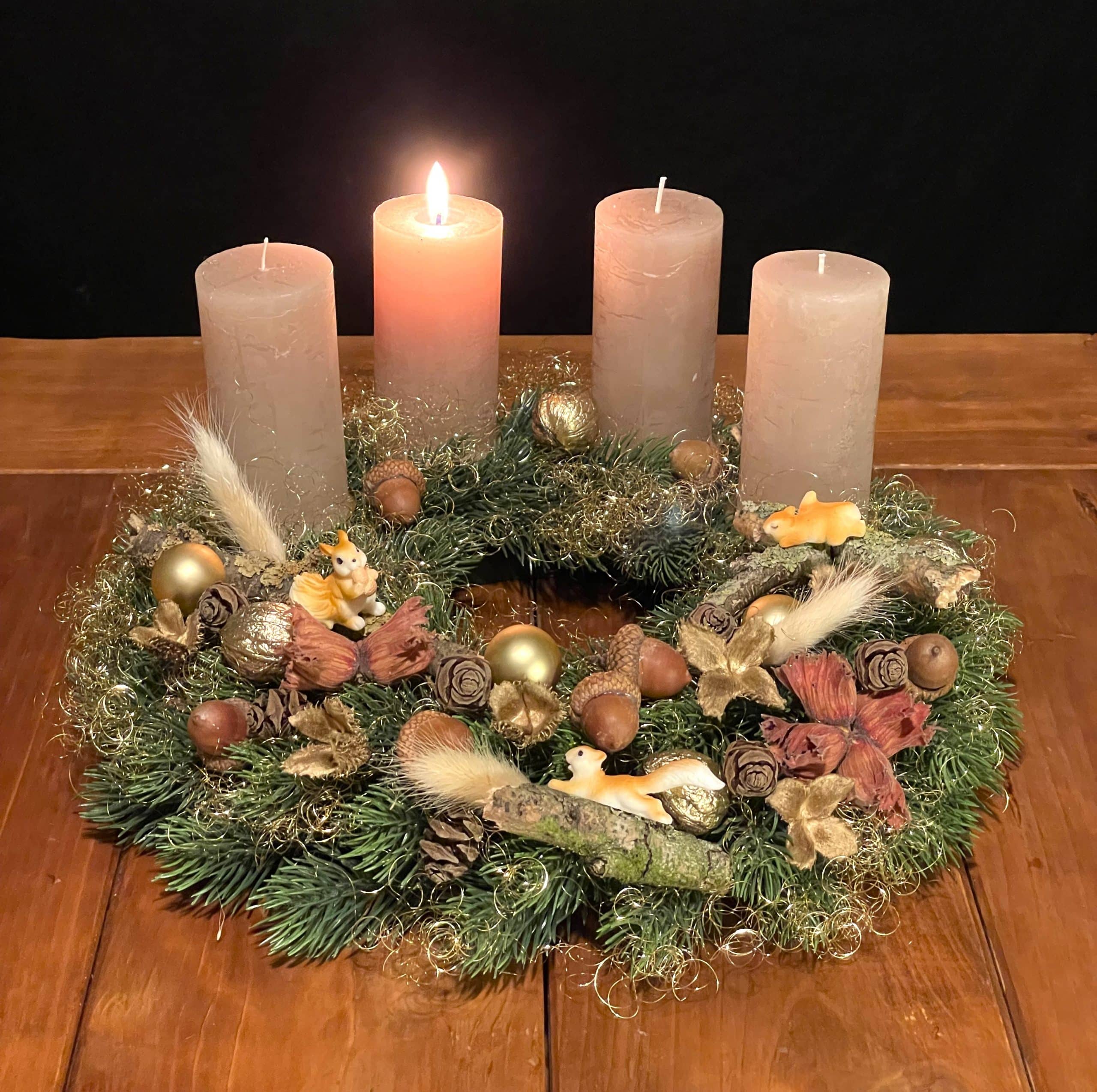 eichhörnchen adventskranz bild